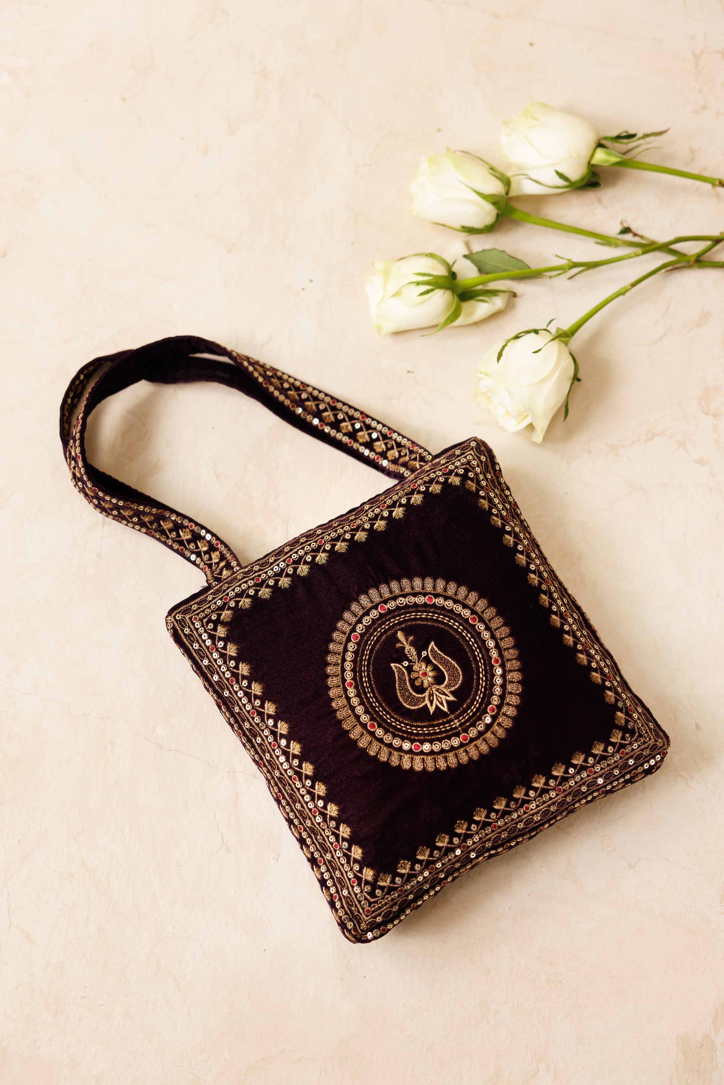NISHATUAE - Purple Embroidered Velvet Pouch