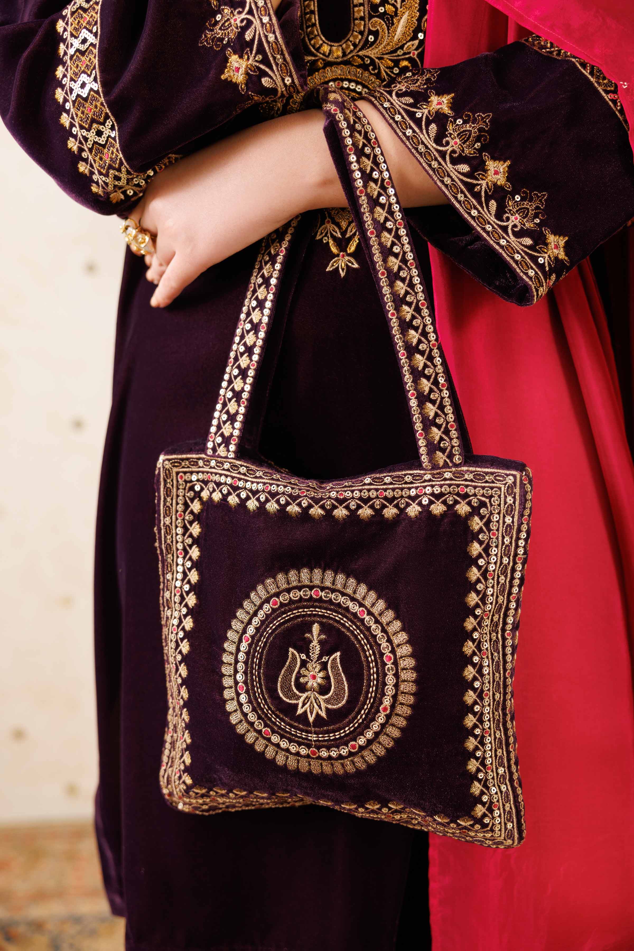 NISHATUAE - Purple Embroidered Velvet Pouch