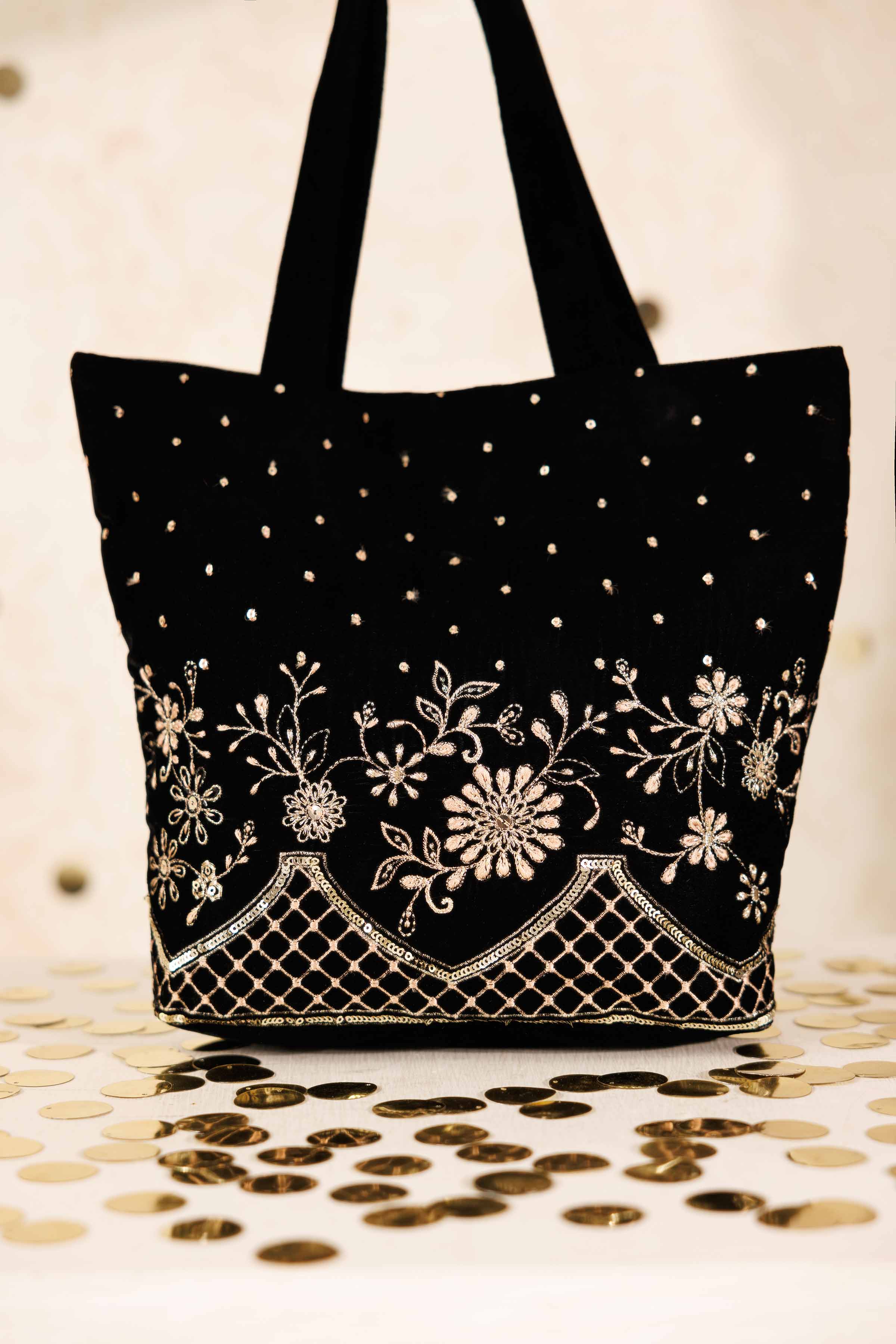 NISHATUAE - Black Embroidered Velvet Pouch