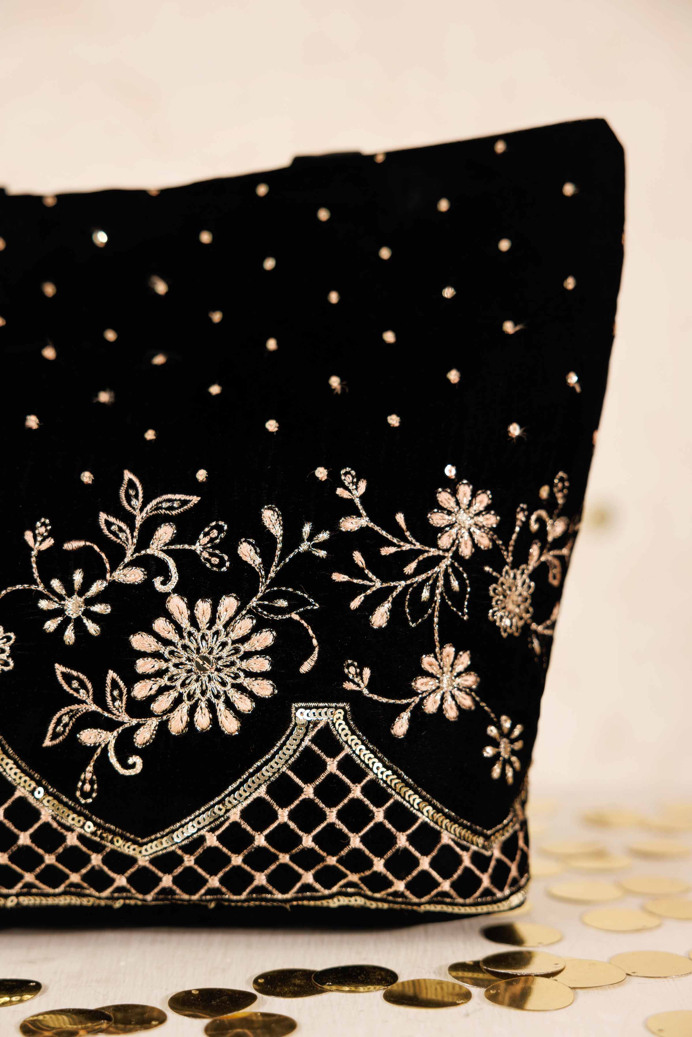 NISHATUAE - Black Embroidered Velvet Pouch