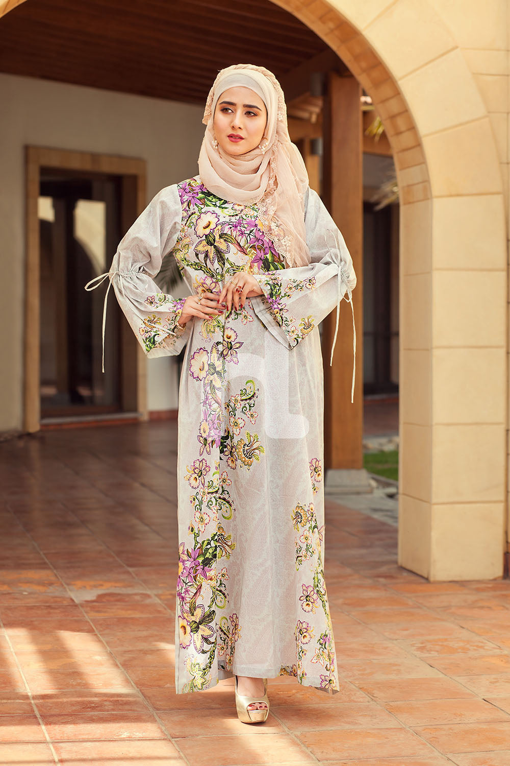 uae traditional dress for ladies Abu Dhabi, Uae - Image & Photo (Free Trial)