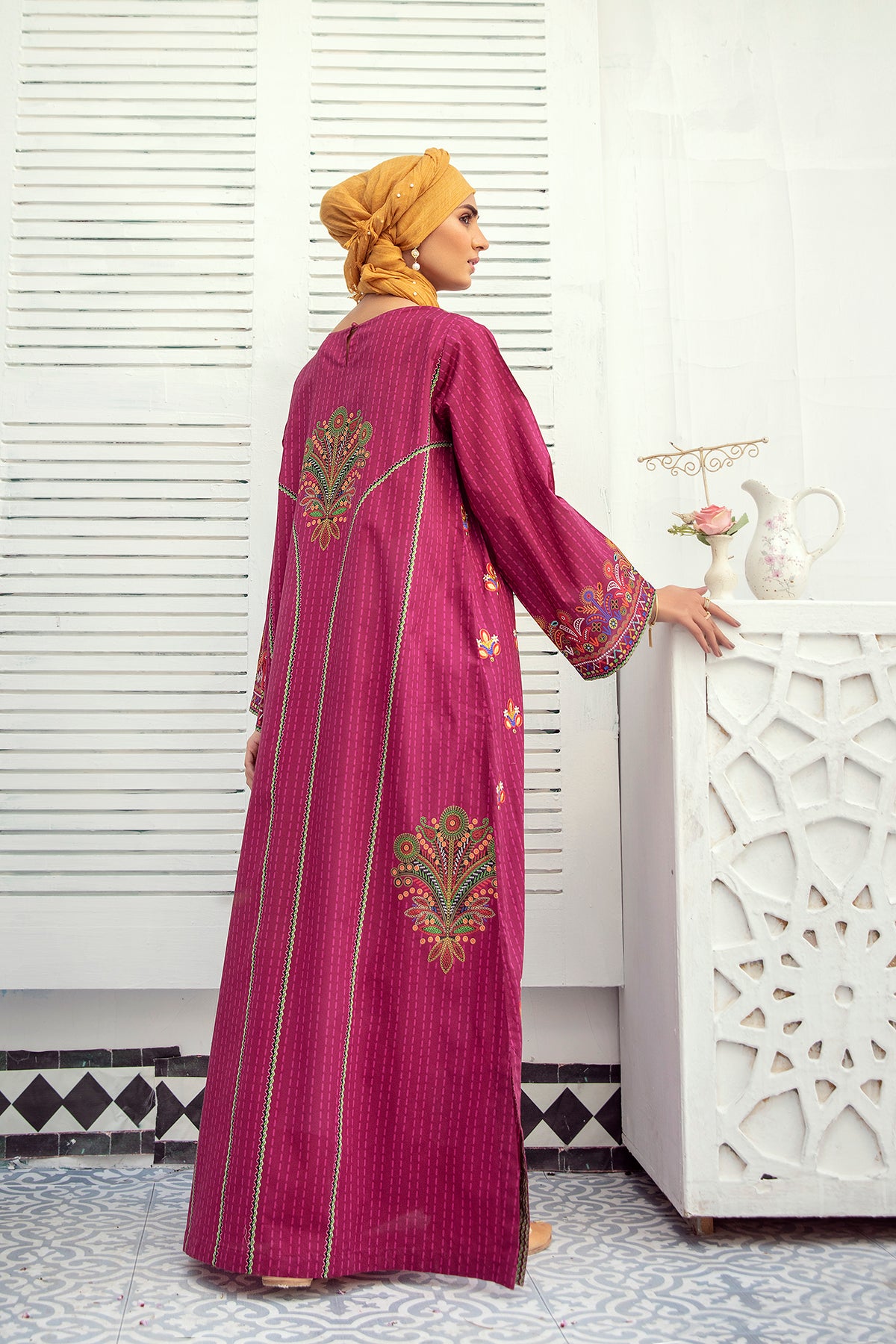 DE21-26-Embroidered Lawn Fustaan