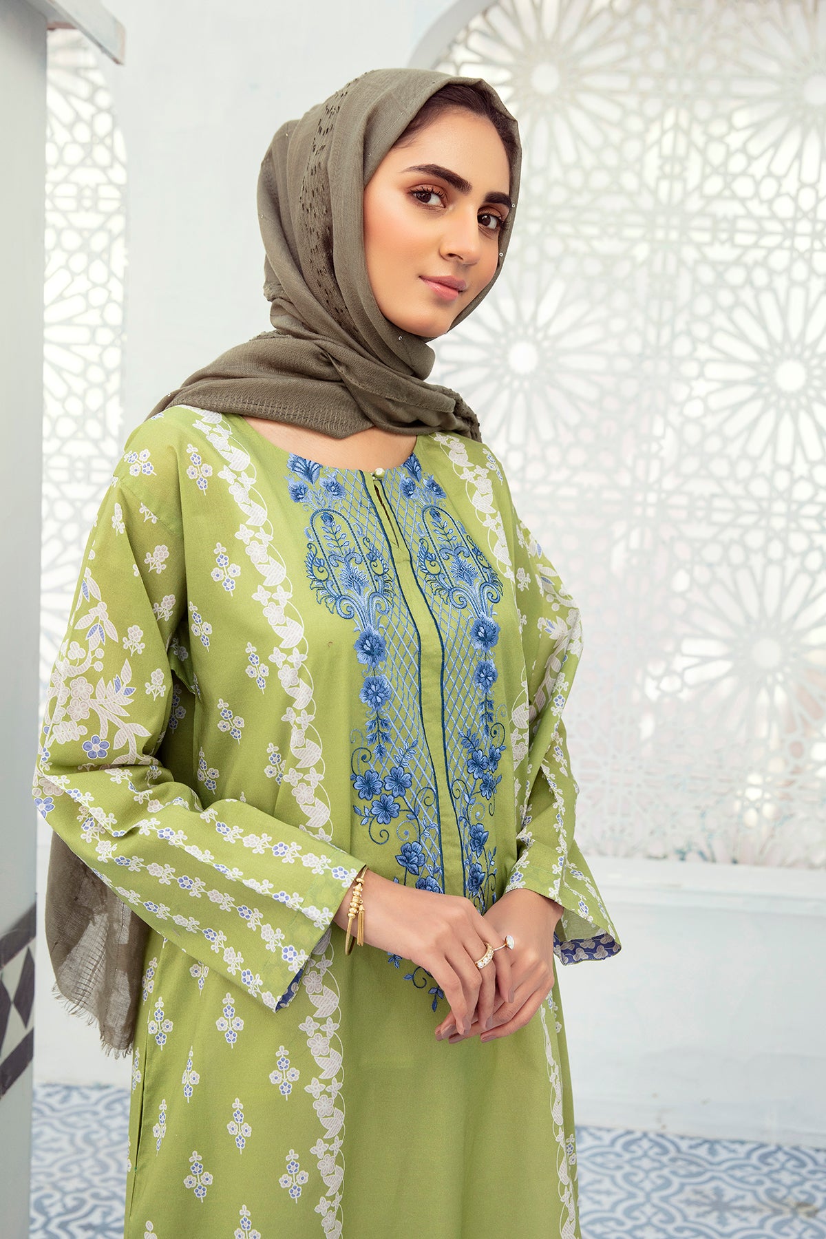 DE21-34-Loose Silhouette Embroidered Stitched Fustaan-1PC