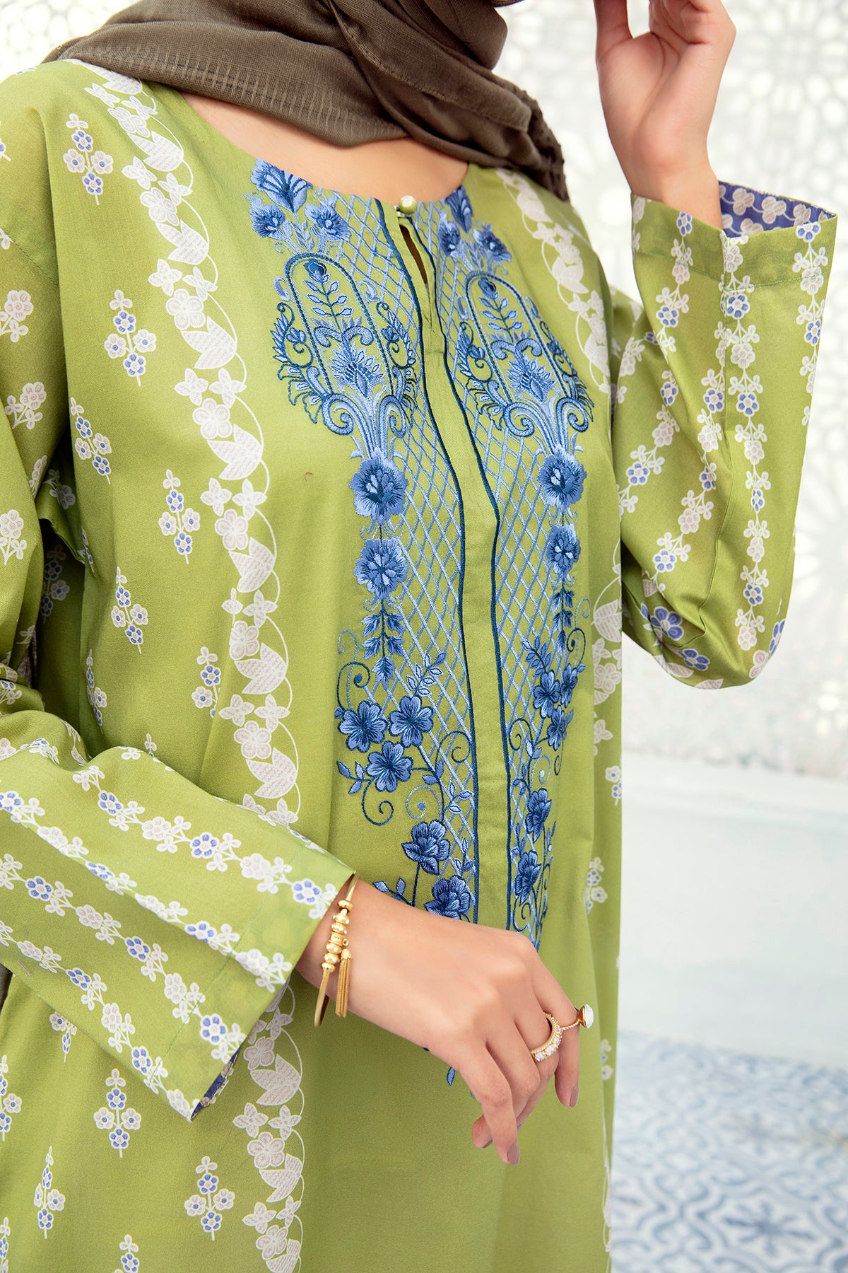 DE21-34-Loose Silhouette Embroidered Stitched Fustaan-1PC