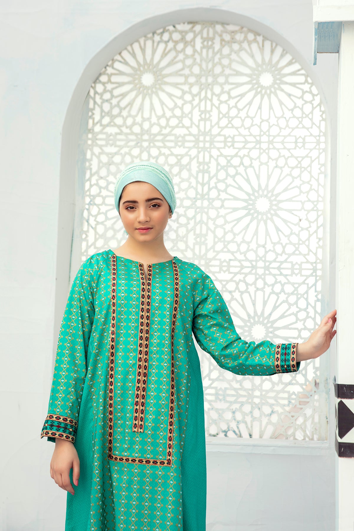 DE21-37-Embroidered Lawn Fustaan