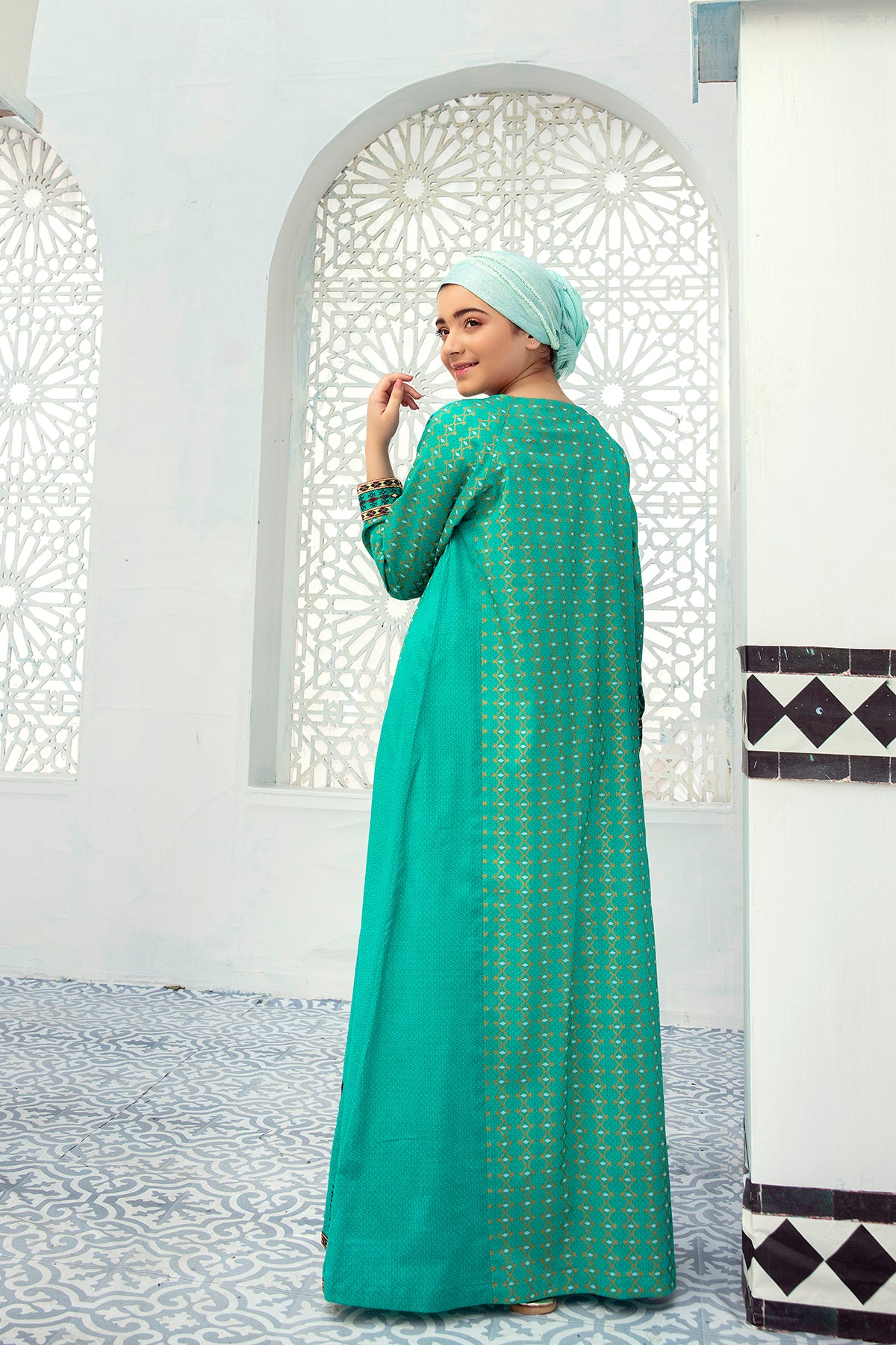 DE21-37-Embroidered Lawn Fustaan