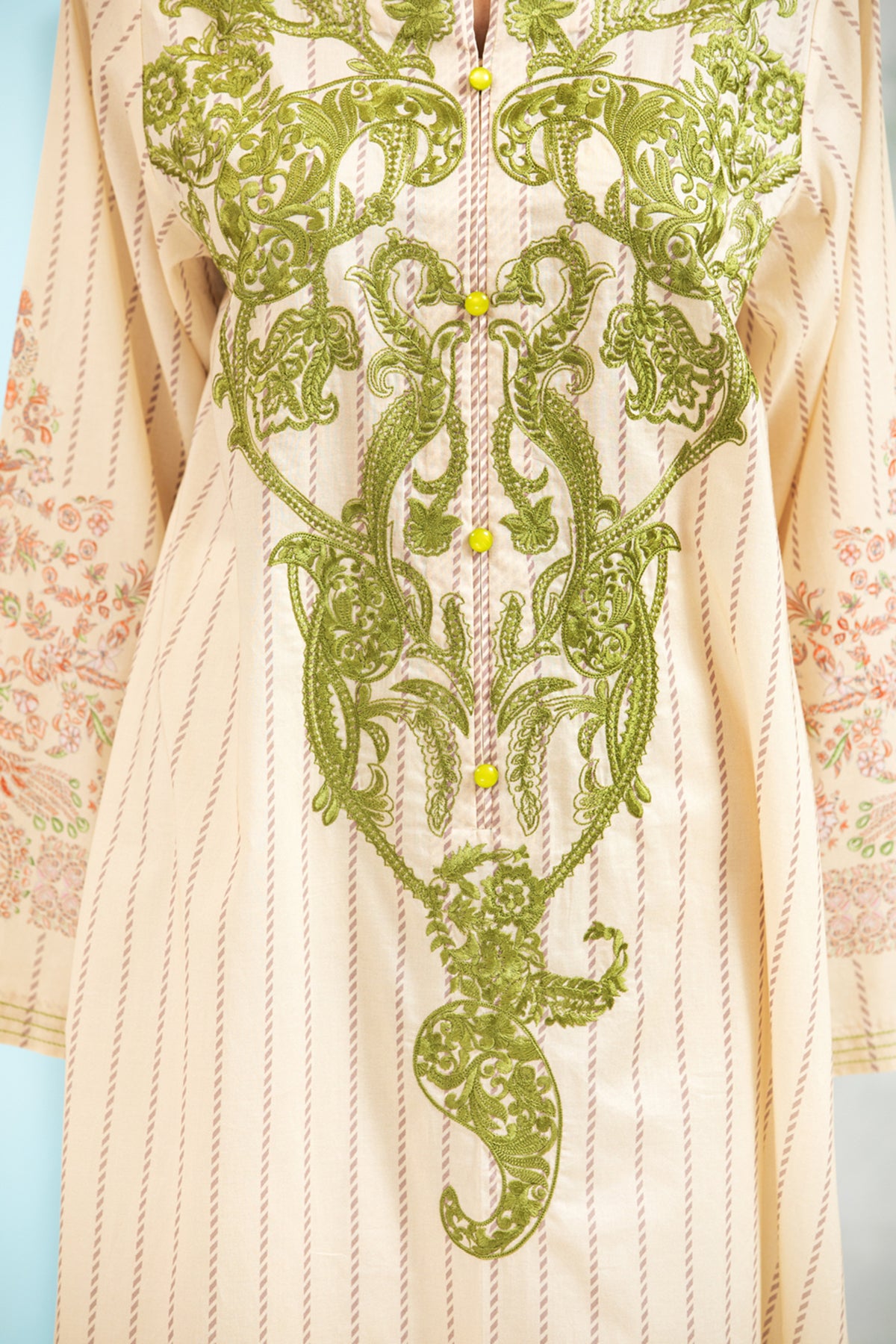 DS21-115 Embroidered Lawn Fustaan