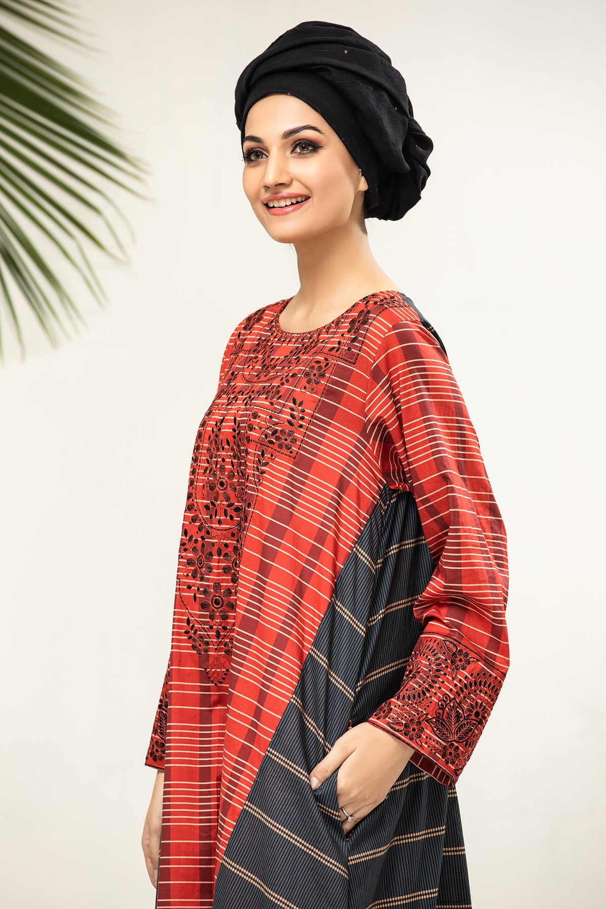 DS21-73 Embroidered Back Forward Printed Lawn Fustaan