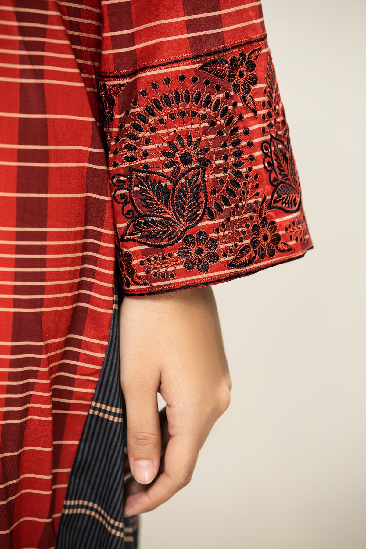 DS21-73 Embroidered Back Forward Printed Lawn Fustaan