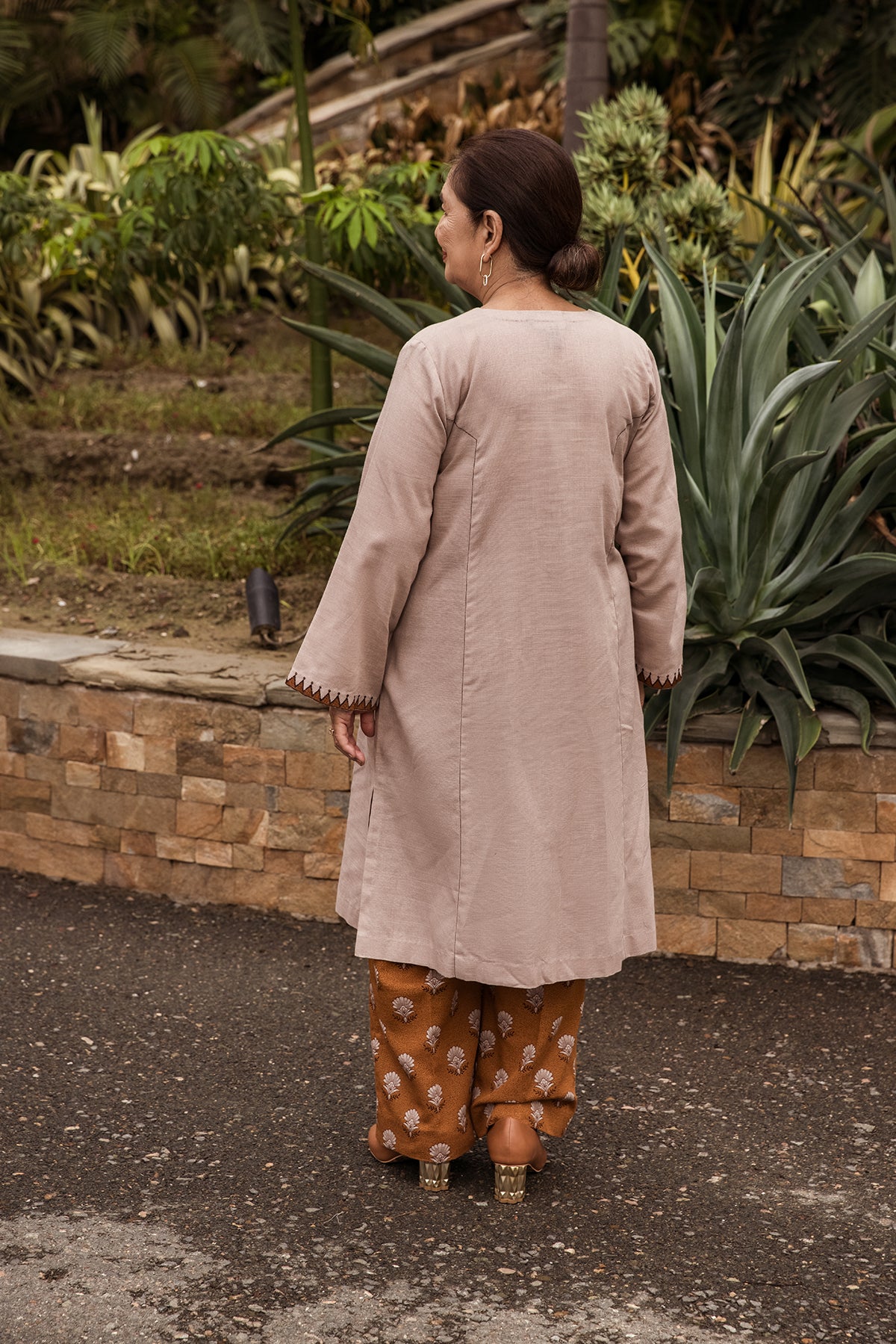 PW22-71-Embroidered Paneled Kurta With Printed Trousers 2PC