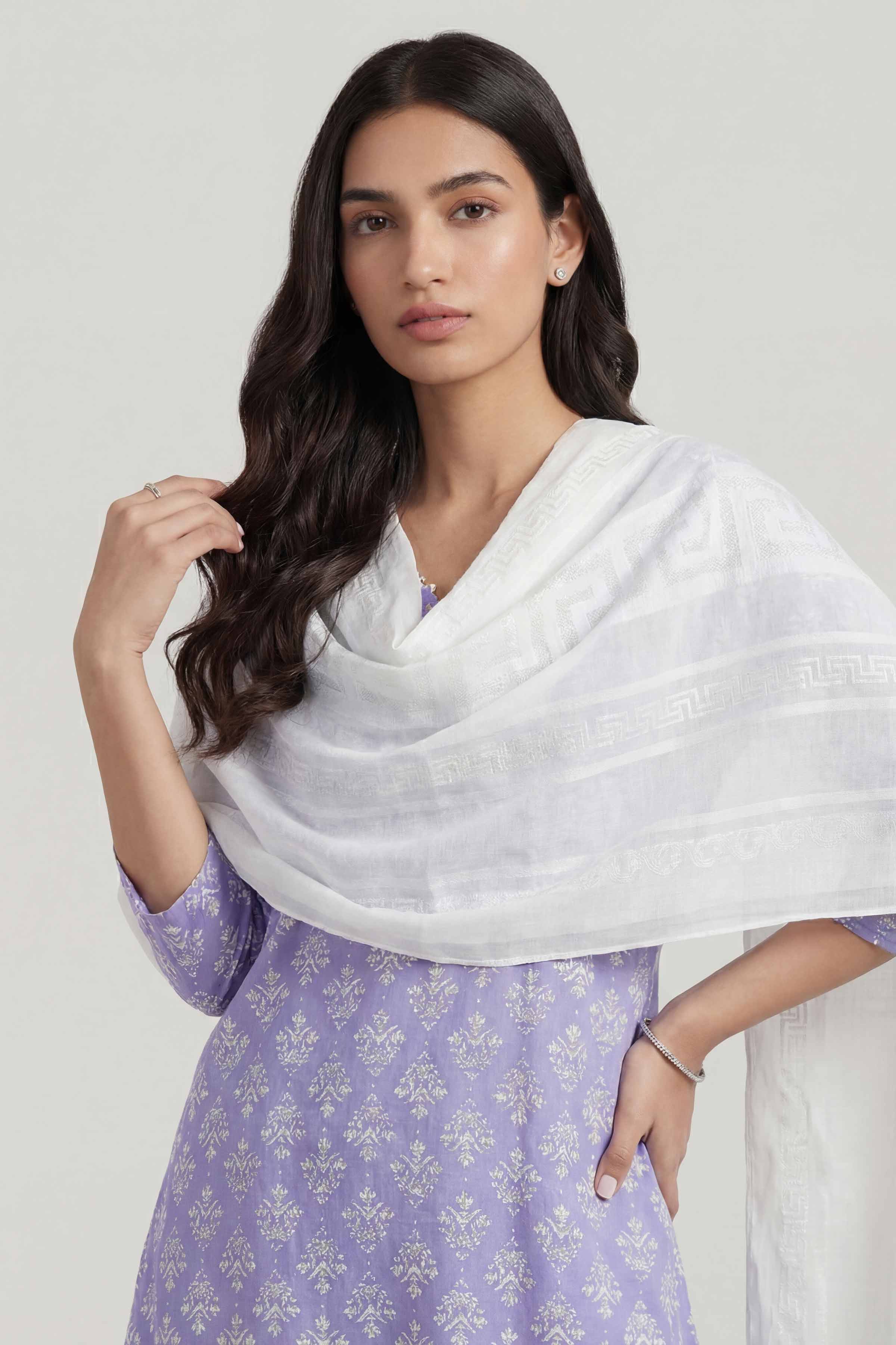 Off White Women Scarf - 447512107