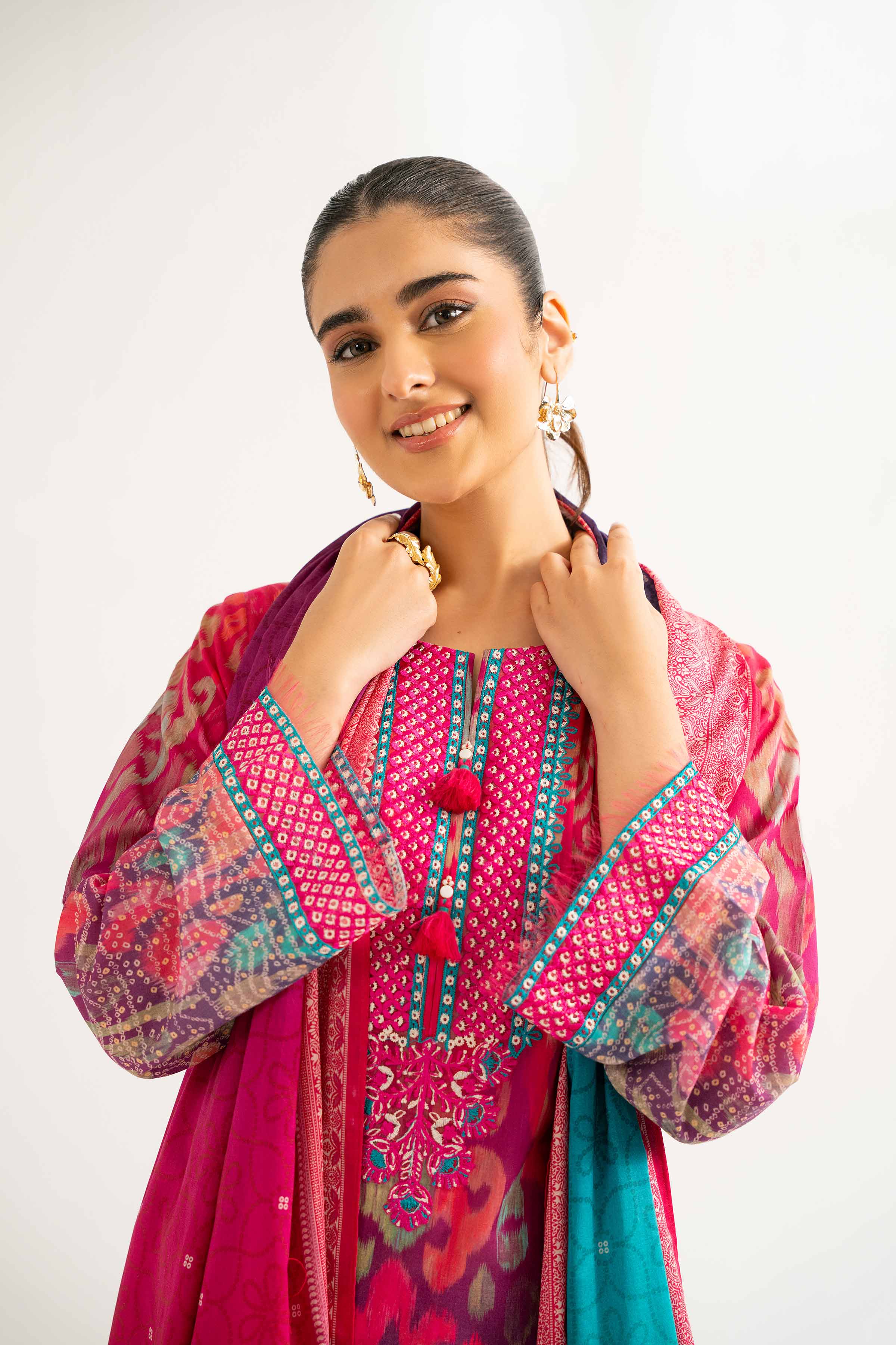 NISHATUAE - Fuchsia Embroidered Lawn 3-piece Unstitched Suit