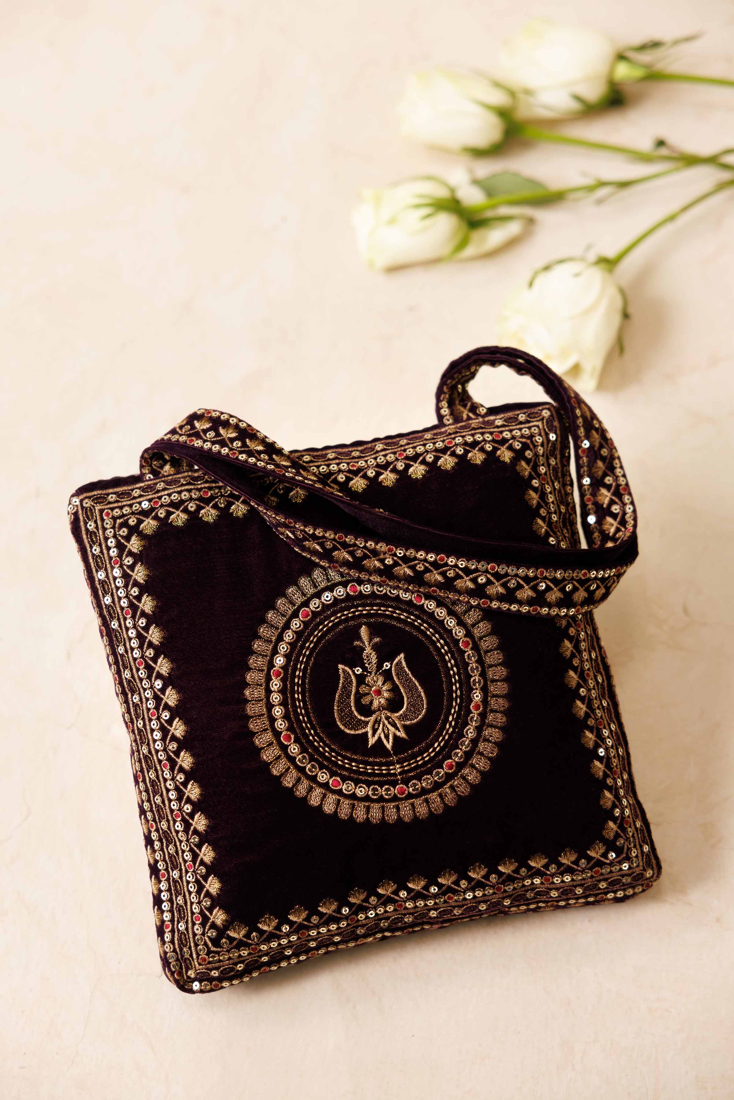 NISHATUAE - Purple Embroidered Velvet Pouch
