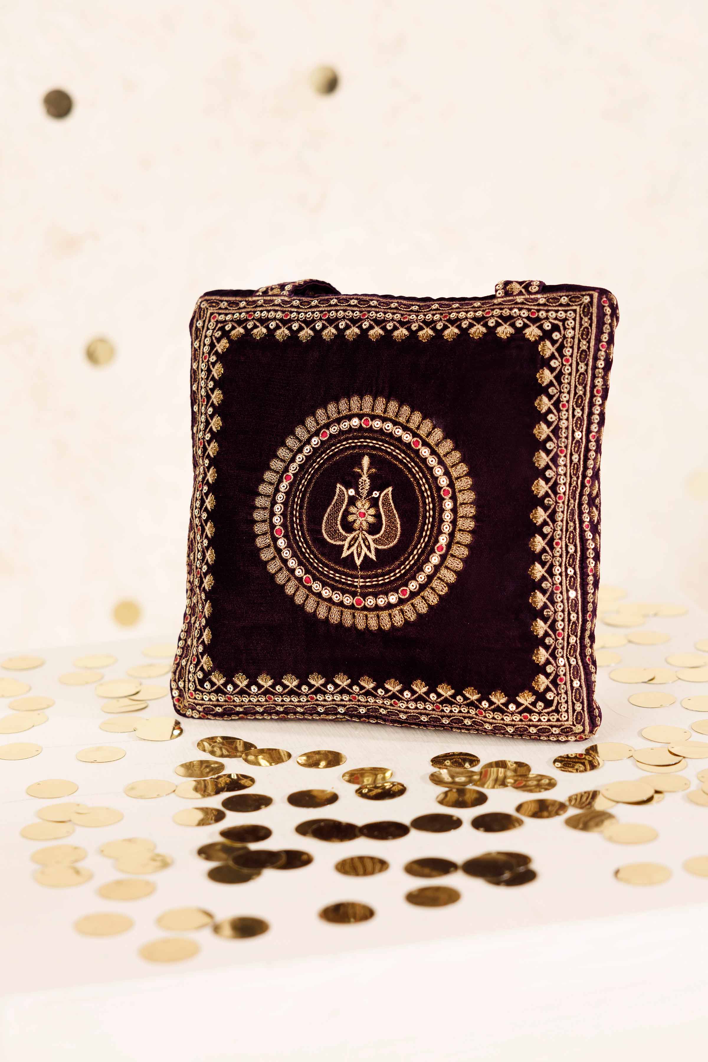 NISHATUAE - Purple Embroidered Velvet Pouch