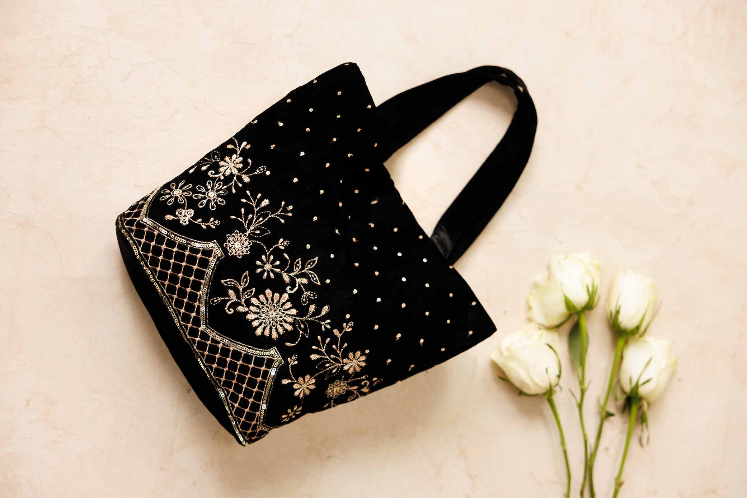 NISHATUAE - Black Embroidered Velvet Pouch