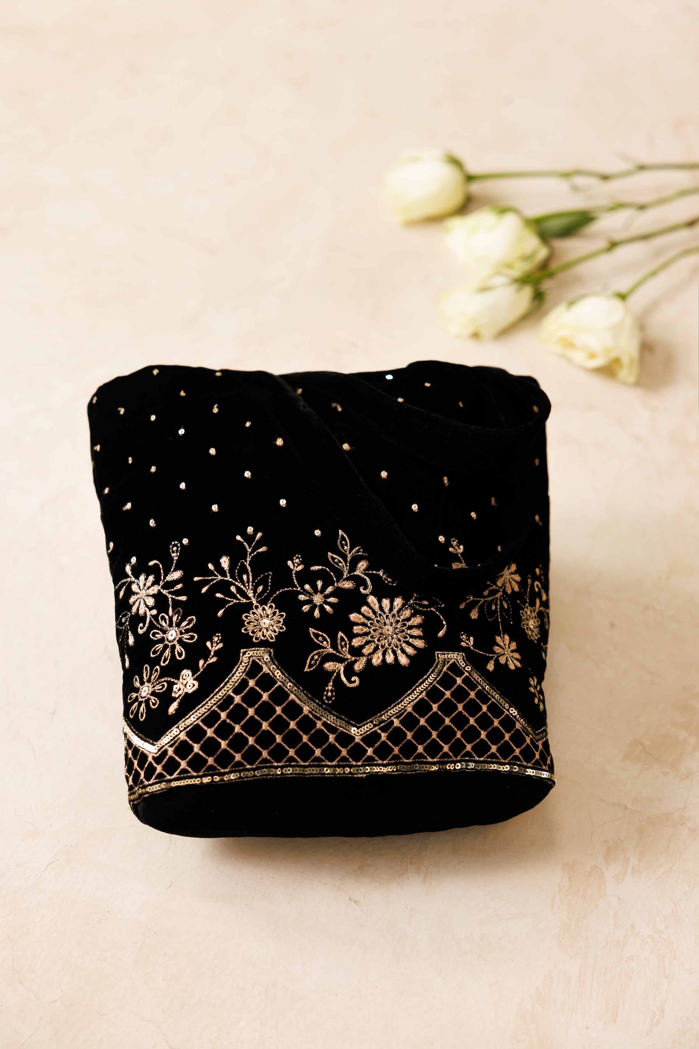 NISHATUAE - Black Embroidered Velvet Pouch