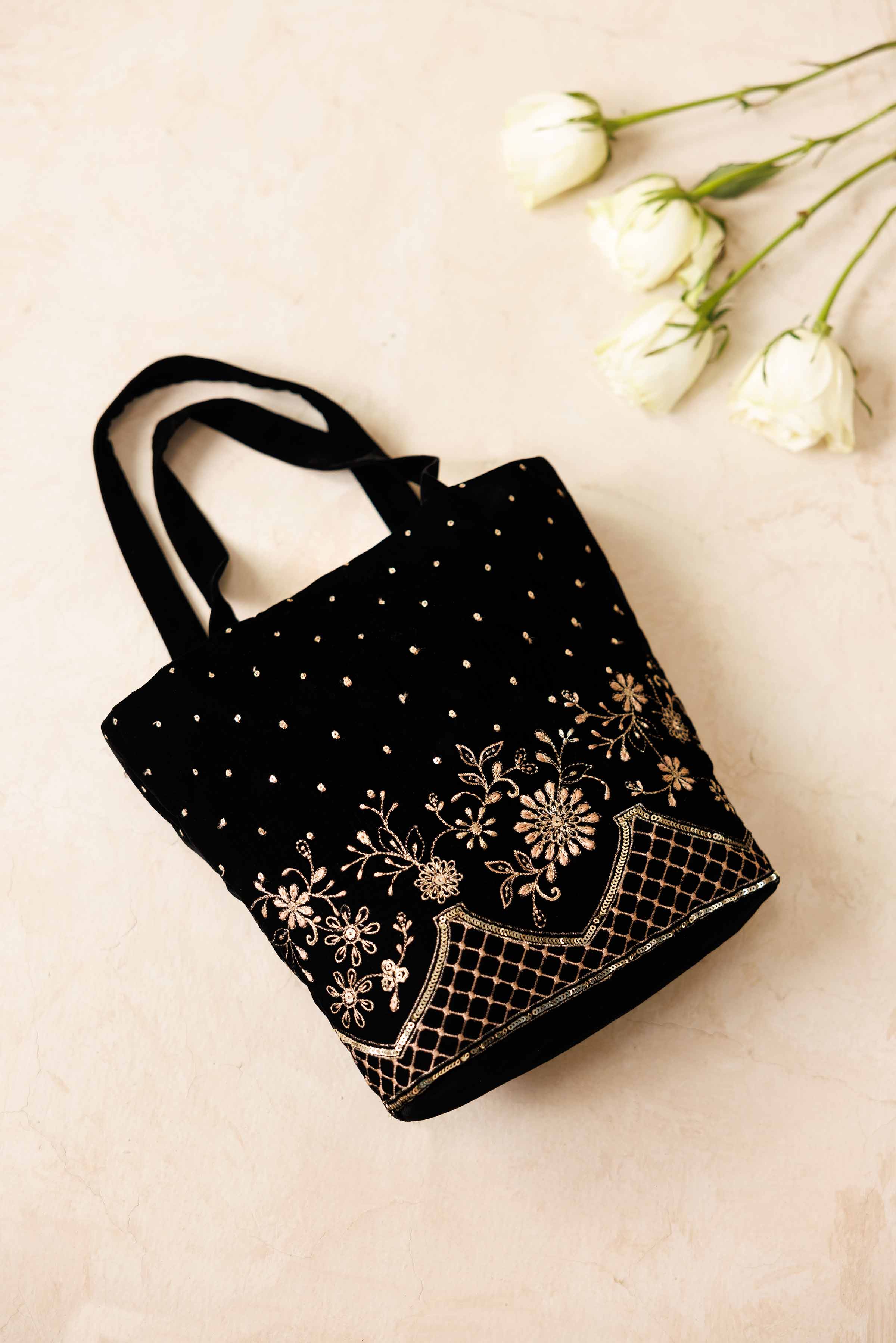 NISHATUAE - Black Embroidered Velvet Pouch