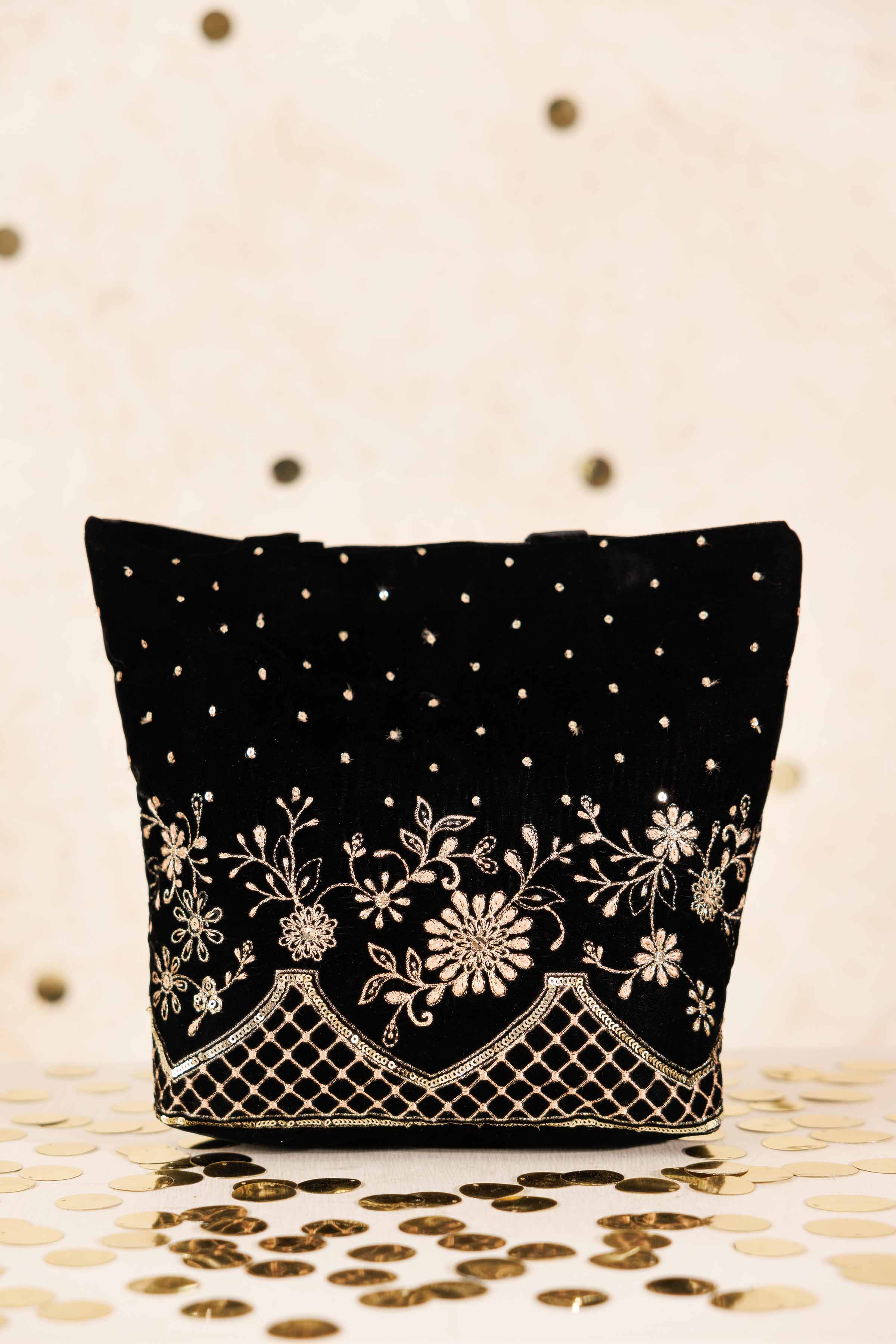 NISHATUAE - Black Embroidered Velvet Pouch