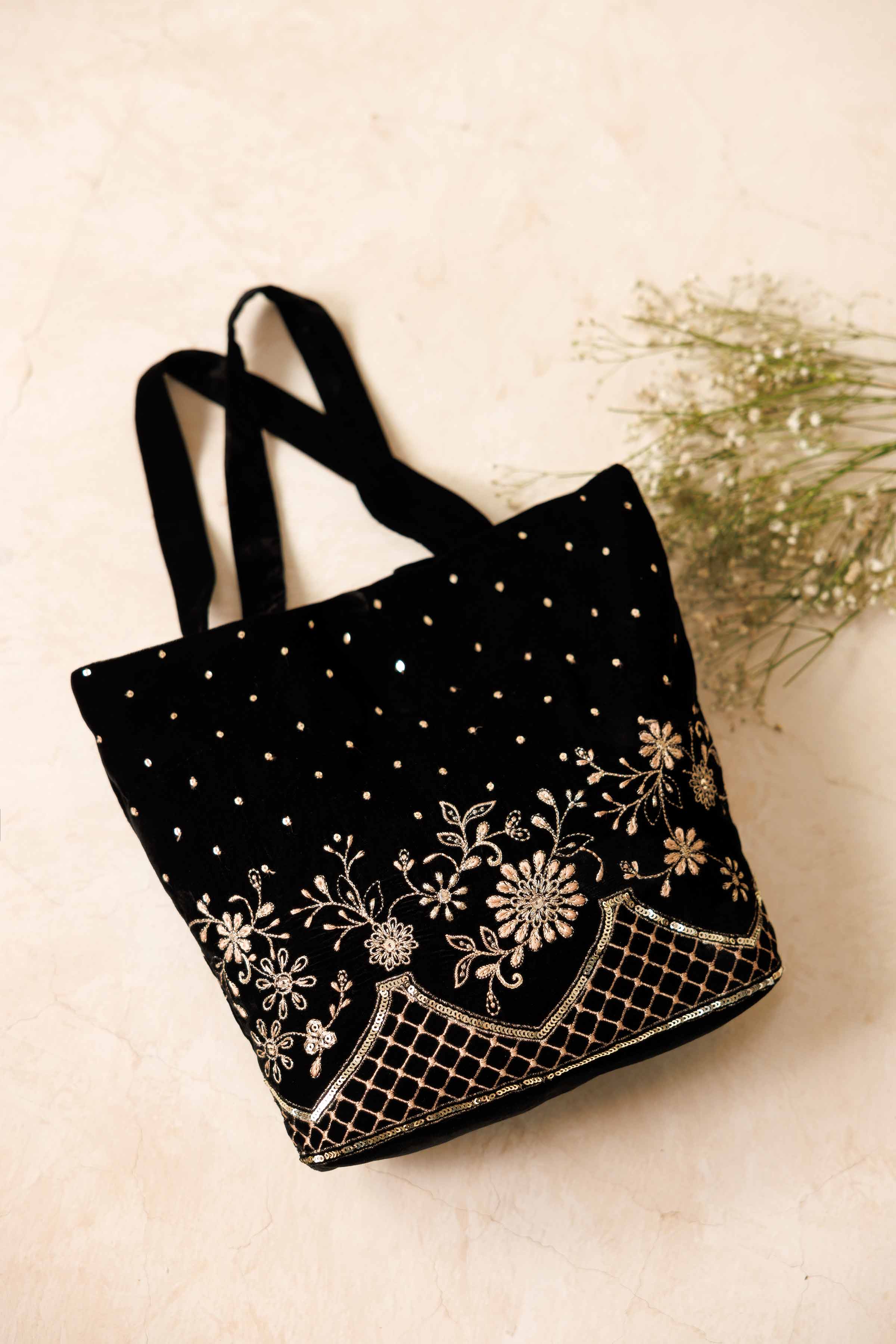 NISHATUAE - Black Embroidered Velvet Pouch