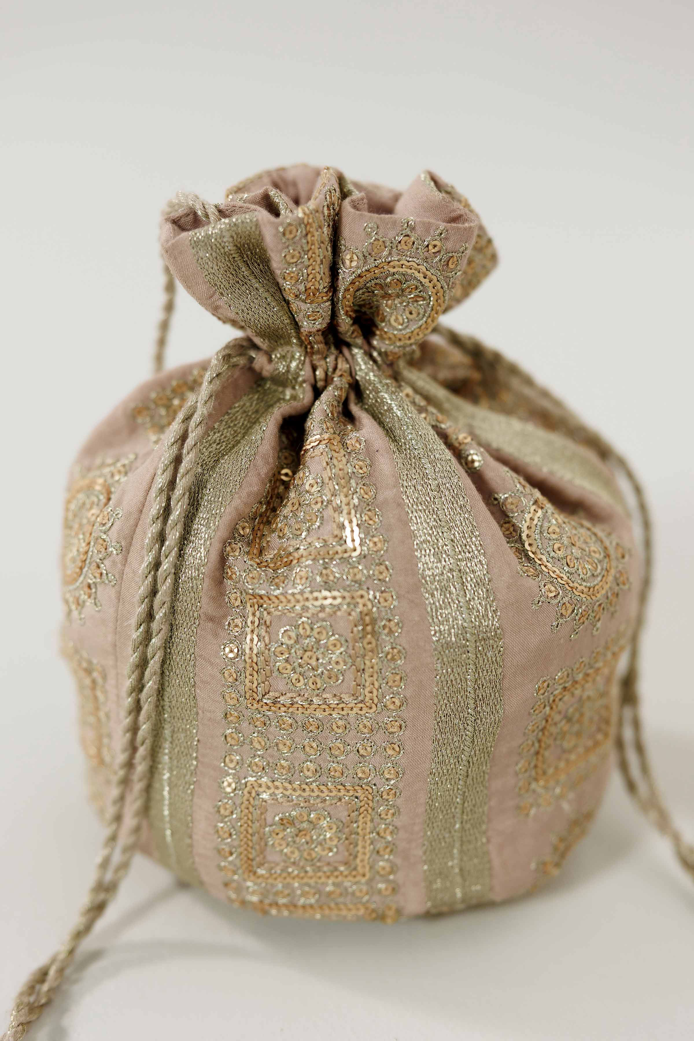 NISHATUAE - Skin Embroidered Silk Pouch