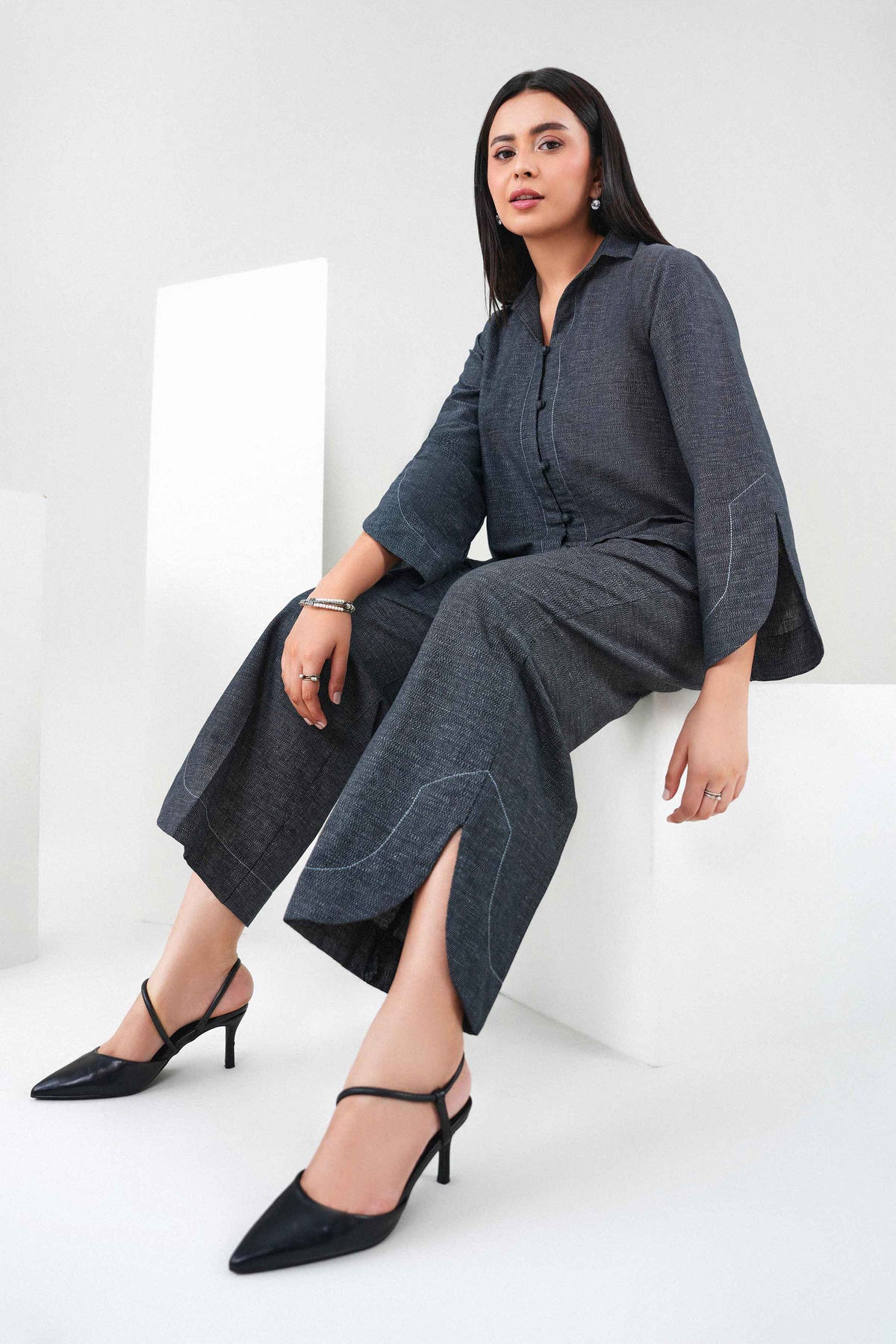 Black 2-Piece Solid Suit in Jacquard ready-to-wear