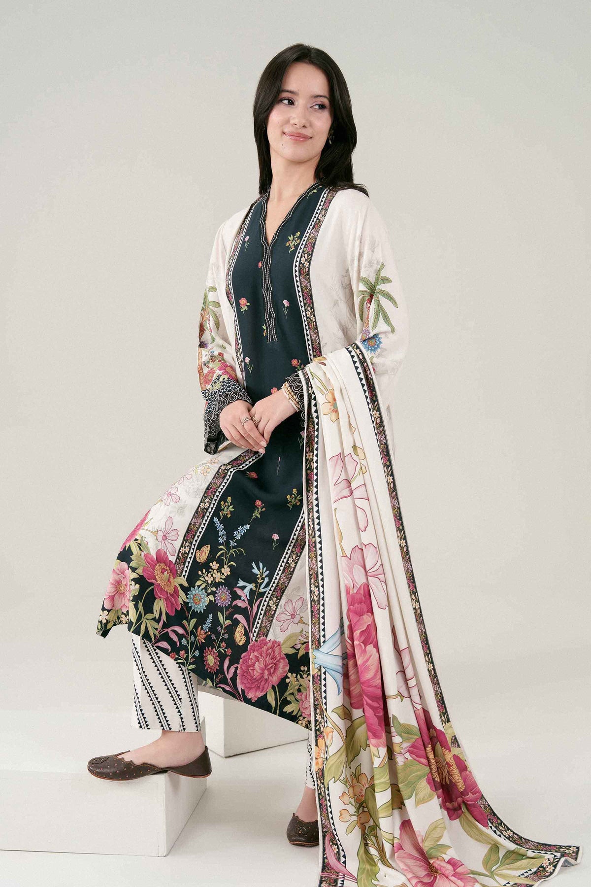 Off White 3-Piece Printed Embroidered Suit in Linen ready-to-wear