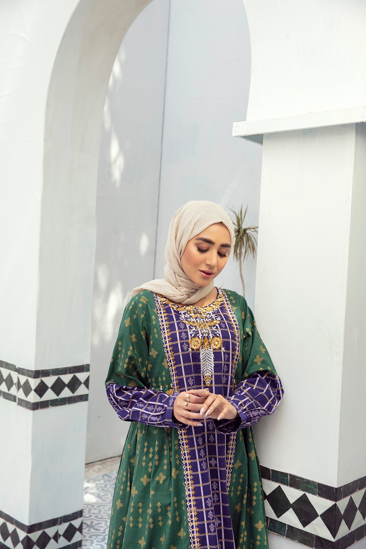 DE21-09-Embroidered Center & Side Paneled Fustaan-1PC