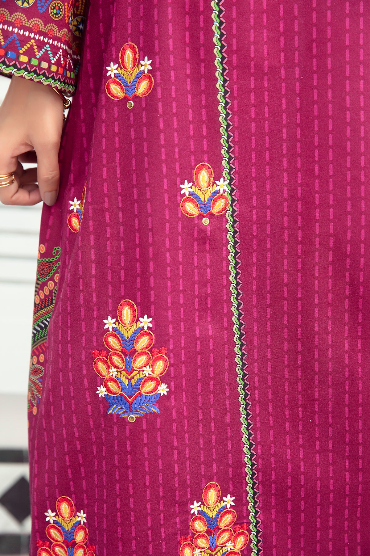 DE21-26-Embroidered Lawn Fustaan