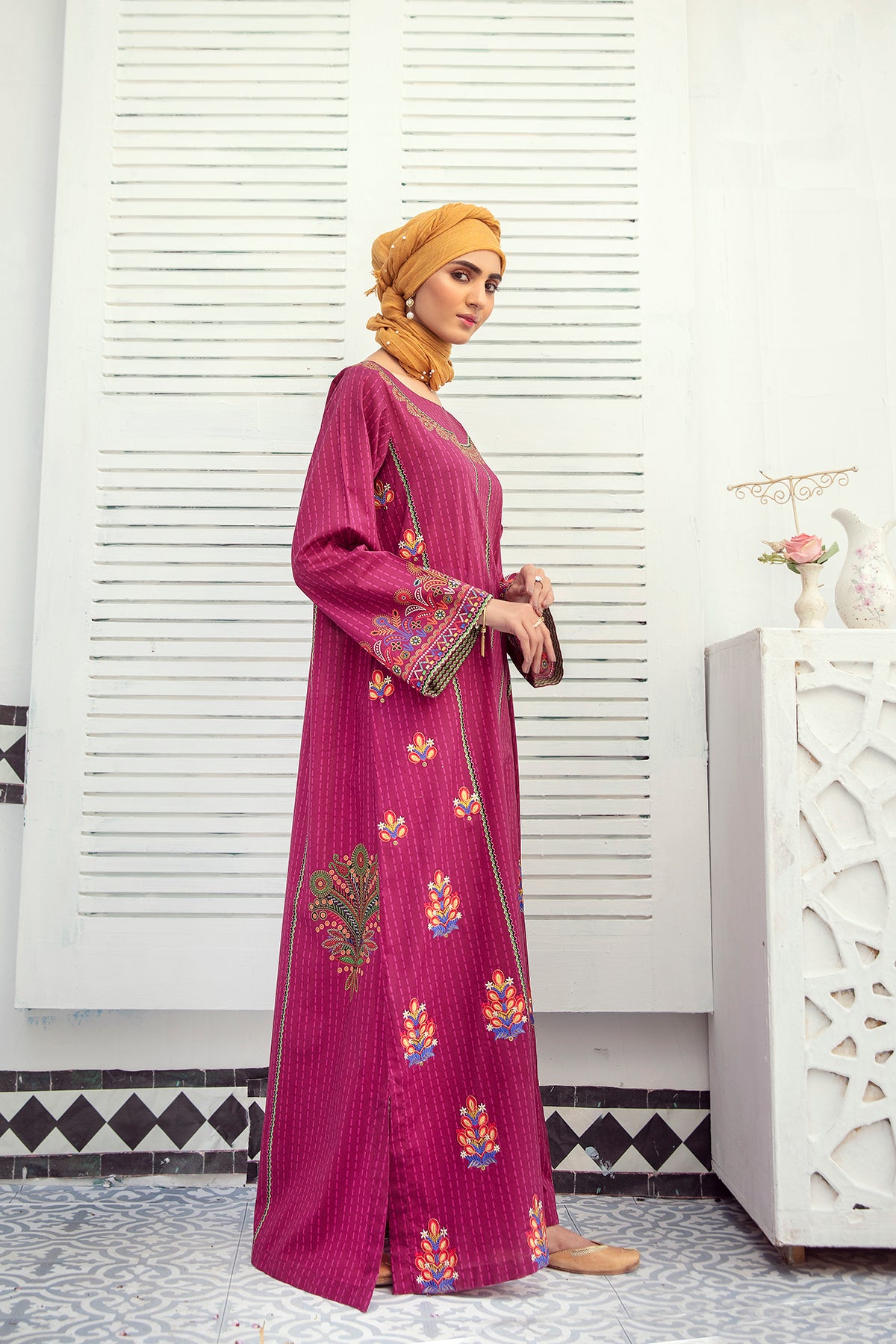 DE21-26-Embroidered Lawn Fustaan