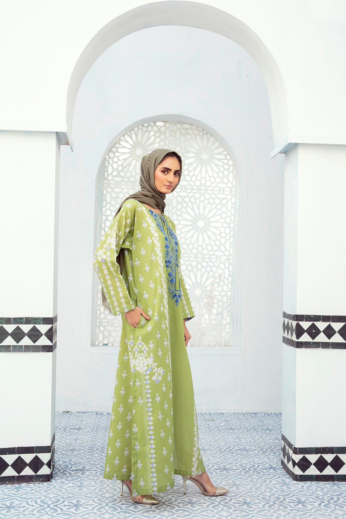 DE21-34-Loose Silhouette Embroidered Stitched Fustaan-1PC