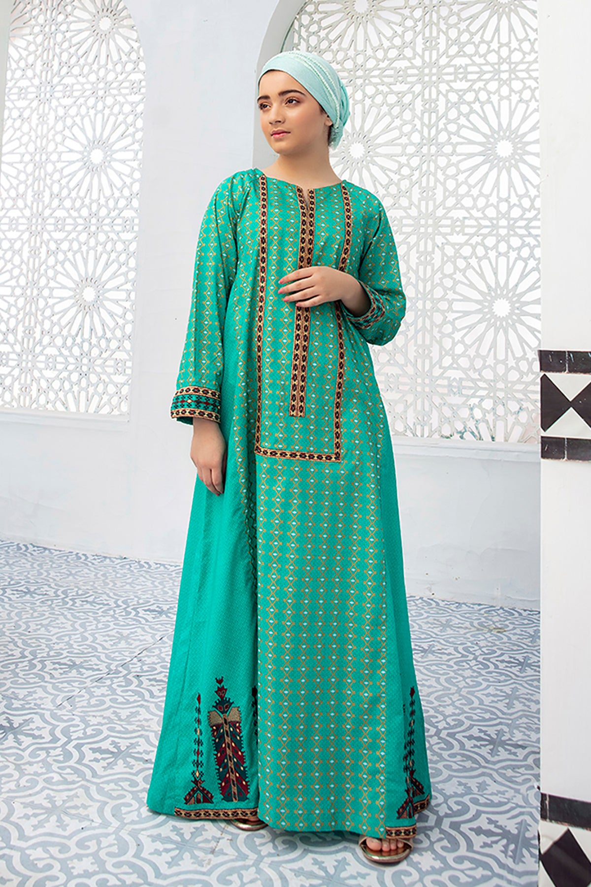 DE21-37-Embroidered Lawn Fustaan