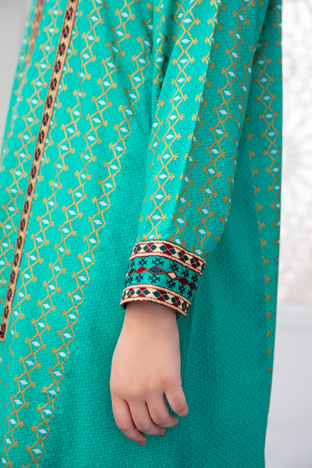 DE21-37-Embroidered Lawn Fustaan