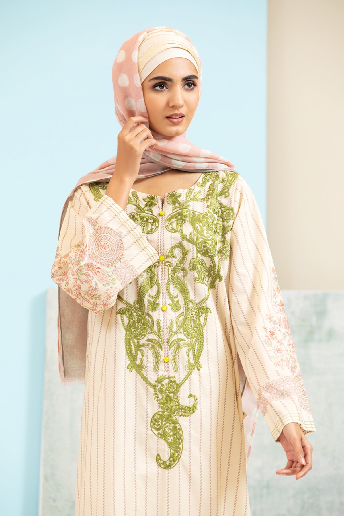 DS21-115 Embroidered Lawn Fustaan