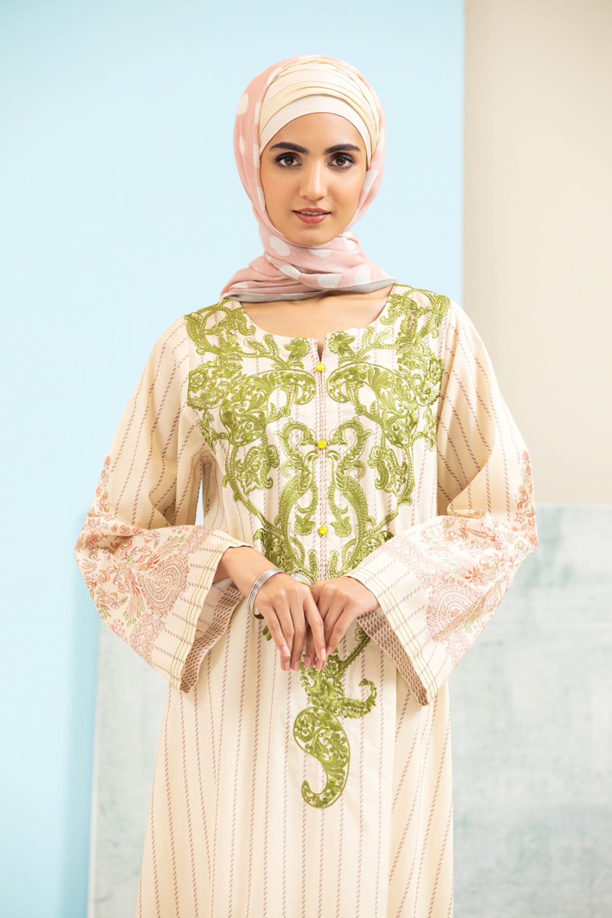 DS21-115 Embroidered Lawn Fustaan