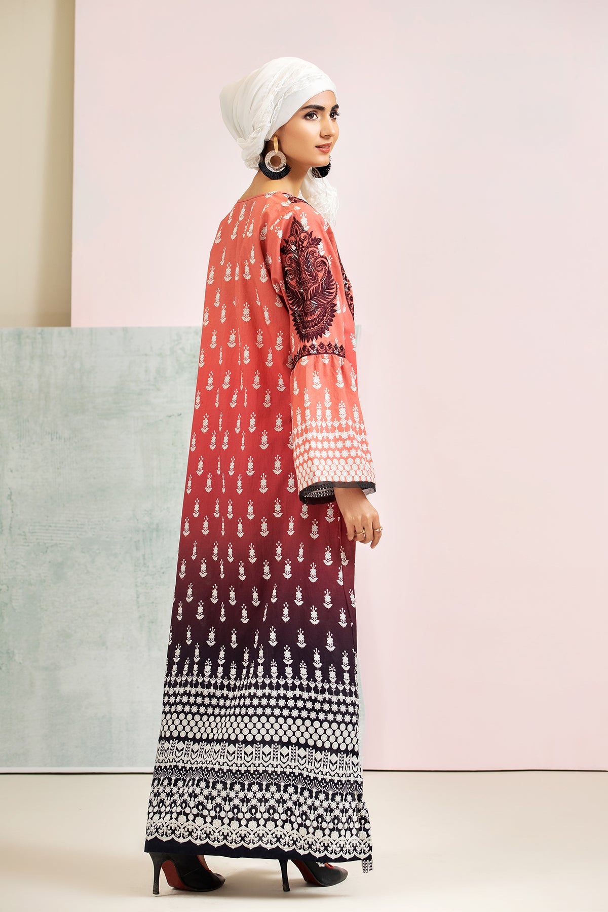 DS21-137-Embroidered Lawn Fustaan